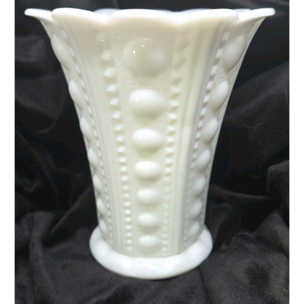 VTG McKee Glass Co Milk Glass Zipper Button Scalloped Flared 7 Inch Vase